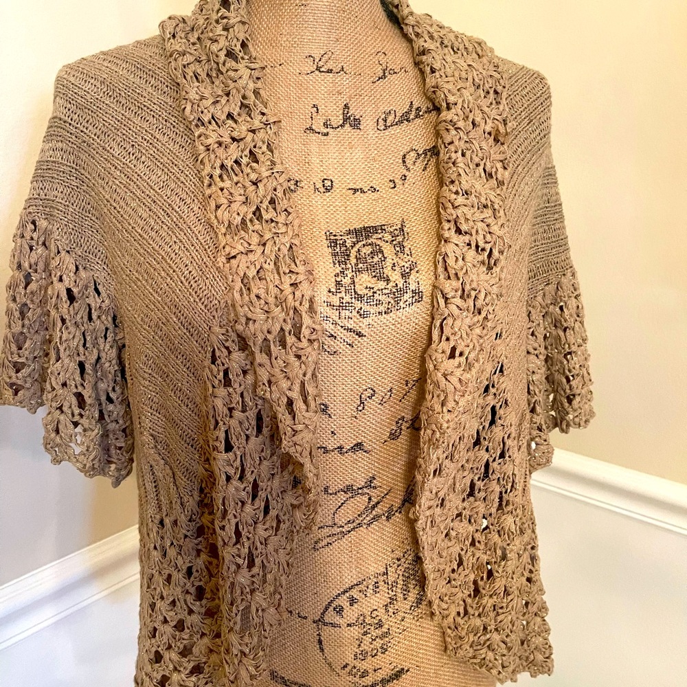 Short open cardigan.
